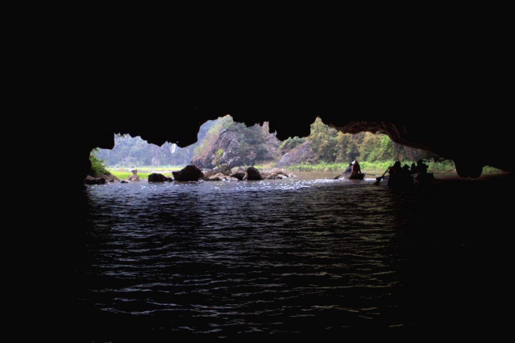 16-Cave connecting two waterways.jpg - Cave connecting two waterways